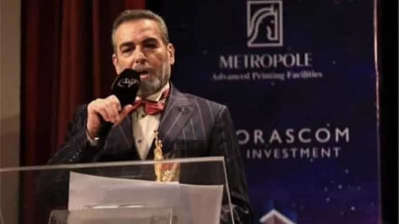 أحمد عبدالعزيز يتسلم جائزة الإبداع الدرامي من 