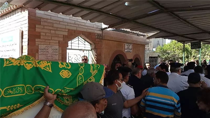 الصمت يسيطر على سماح انور فى جنازة سمير صبرى