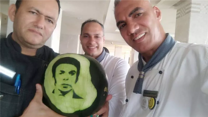 رسام المشاهير ينعي الفنان سميرصبرى علي طريقته الخاصة