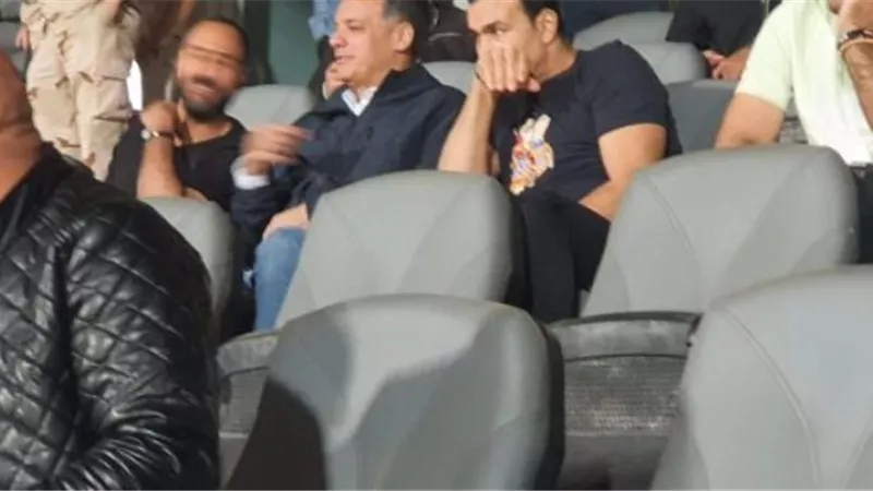أيهاب جلال وجهازه المعاون يشاهدون مباراة الأهلى وإنبى من الملعب