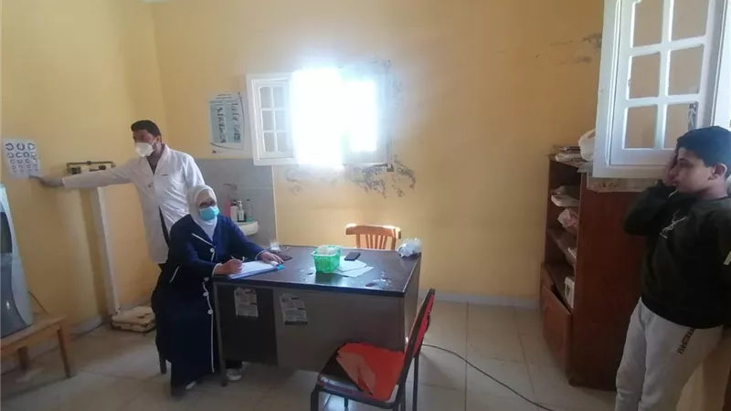 علاج ١٣٠٣ مواطنين بالمجان في قافلة طبية بدمياط