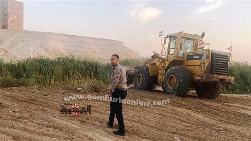 رئيس جهاز مدينة 15مايو يستجيب لحل شكاوى المواطنين .. صور