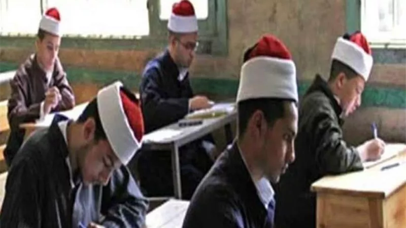 طلاب النقل الثانوى الأزهرى يؤدون امتحانات القرآن و الفيزياء والجغرافيا