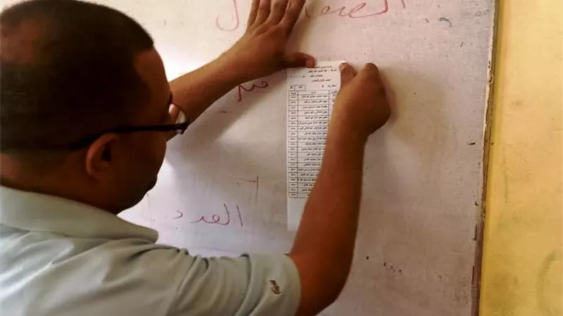 محافظ أسوان يتابع إنطلاق الإمتحانات العملية والمعملية لطلاب الدبلومات الفنية