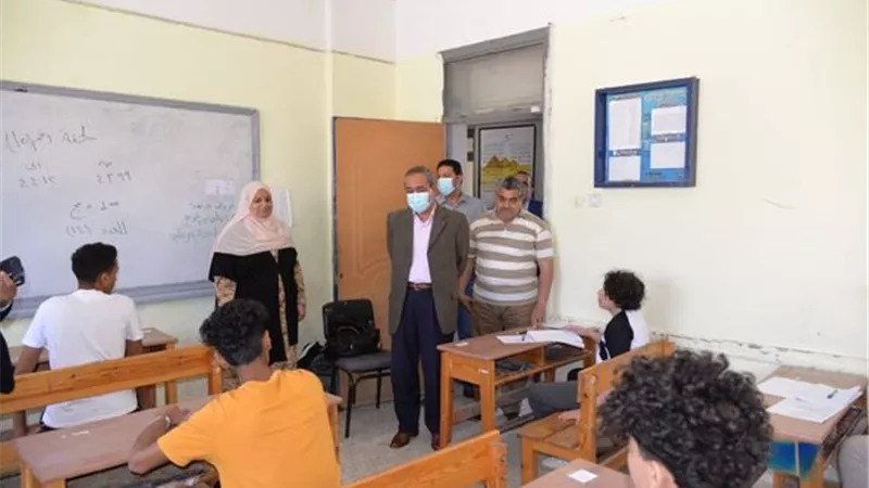 محافظ الإسماعيلية يتفقد لجان امتحانات الشهادة الإعدادية..صور