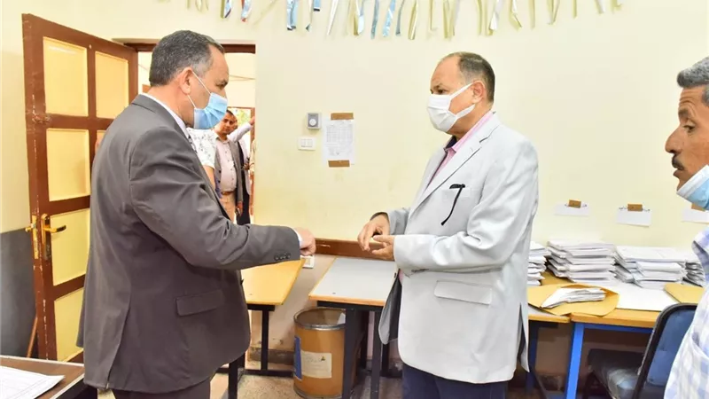 محافظ أسيوط يتفقد لجنتي مدرستي الوحدة العربية ودرية الحسيني