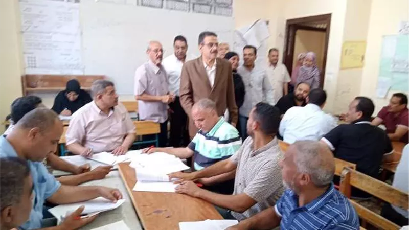 وكيل تعليم البحر الأحمر يتابع تصحيح امتحانات الشهادة الإعدادية.. بالصور