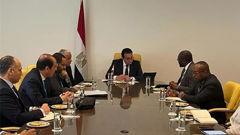 القائم بأعمال وزير الصحة يبحث أوجه التعاون مع المركز الأفريقي لمكافحة الأمراض والأوبئة