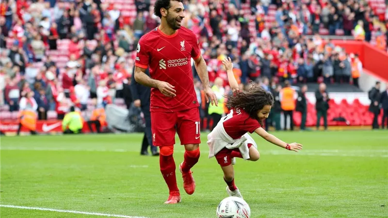 محمد صلاح يحتفل مع ابنته فى الملعب بعد حصوله على اهداف فى الدورى الانجليزى..صور