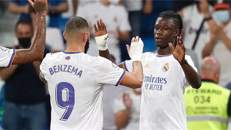 نجم ريال مدريد: اللعب بجوار بنزيما بمثابة جنون