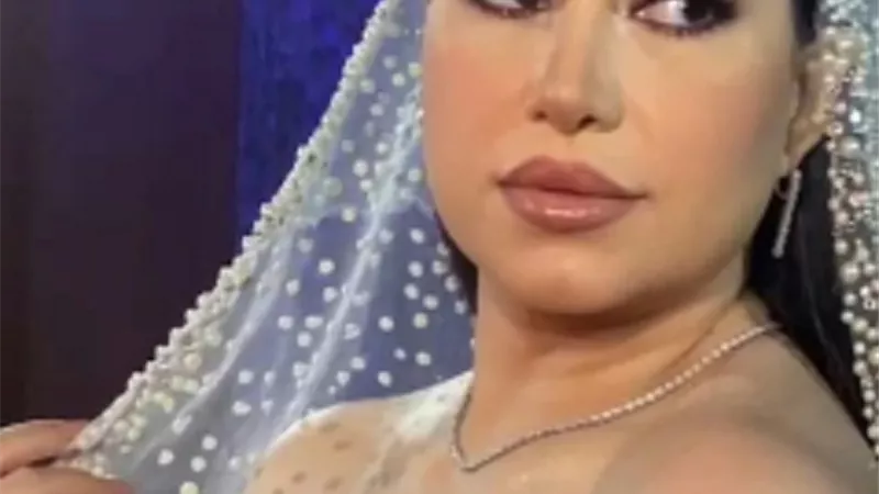 شاهد بالصور: المطربة بوسي بفستان الزفاف قبل الحفل