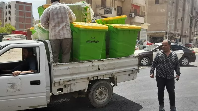 توزيع صناديق قمامة بشوارع المنصورة
