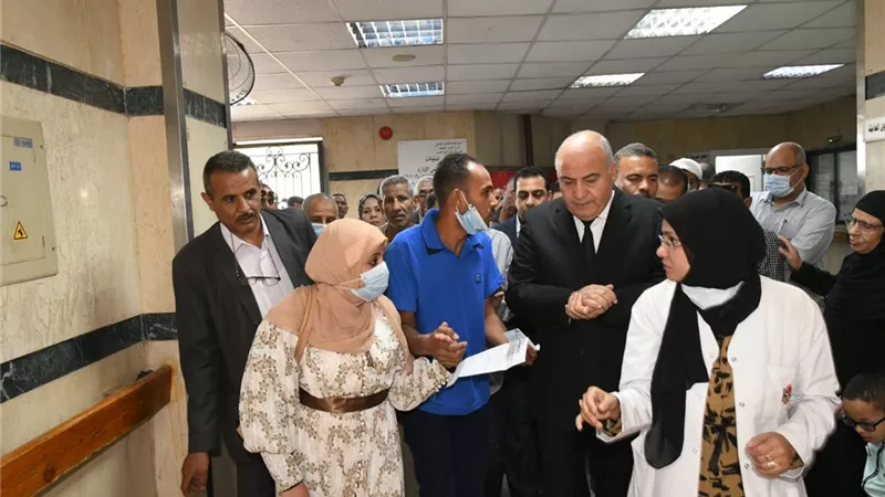 الداودى يتفقد مجمع عيادات التأمين الصحى بنجع حمادى لمتابعة مستوى الخدمات المقدمة للمواطنين