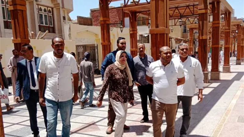 رفع الإشغالات بالسوق السياحى ومراجعة تراخيص المحلات بأسوان