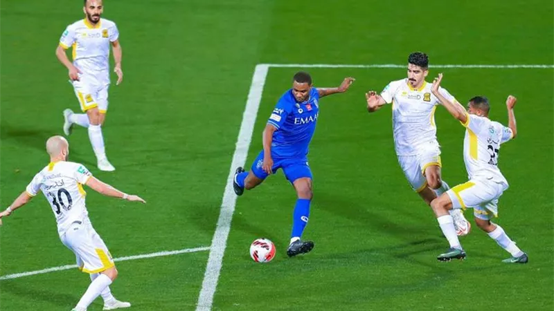 تعرف على حكام الاتحاد والهلال في الكلاسيكو السعودي