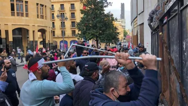 السلطات اللبنانية تبدأ في إزالة الحواجز الموجودة حول مبنى البرلمان