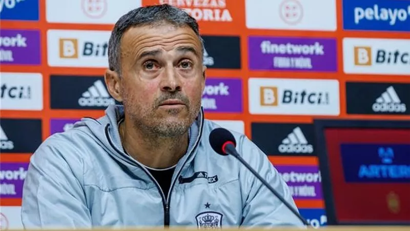 إنريكي يدافع عن رئيس الاتحاد الإسباني لكرة القدم