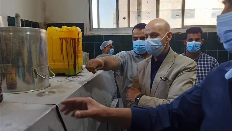مدير الصحة يقود حملة بالعاشر ويعدم ٢ طن أغذية ويغلق مصنعا ومكان تجهيز لسلسلة مطاعم شهيرة