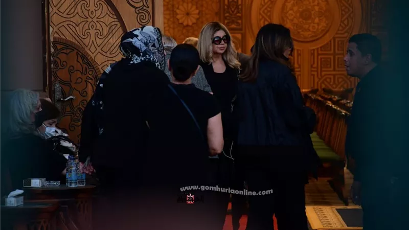 بوسي شلبى وايناس جوهرة يصلان مسجد الشرطة لتقديم واجب العزاء لاسرة سمير صبرى .. صور
