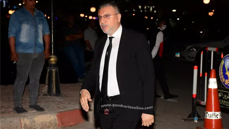 وصول عمرو الليثى عزاء الراحل سمير صبرى.. صور