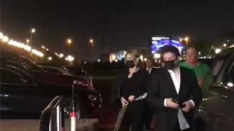 وصول هانى شاكر وزوجتة عزاء الفنان سمير صبرى