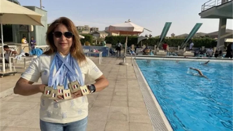 والدة ياسمين صبرى تحصد ٨ ميداليات وكأس فى السباحة