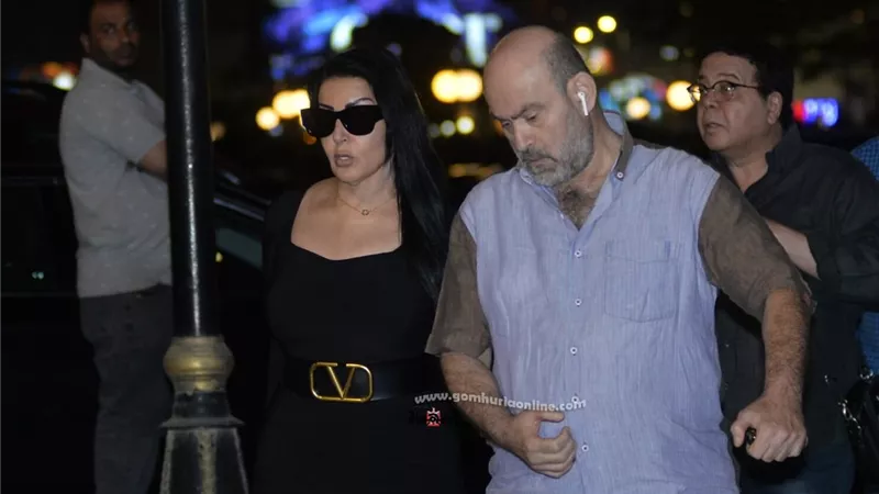 أول ظهور لـ سمية الخشاب بعد وفاة والدتها فى عزاء سمير صبرى.. صور