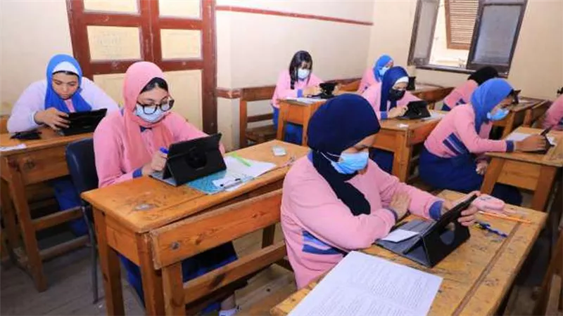 اليوم.. طلاب الصف الثانى الثانوى يؤدون امتحان الأحياء والفلسفة والمنطق