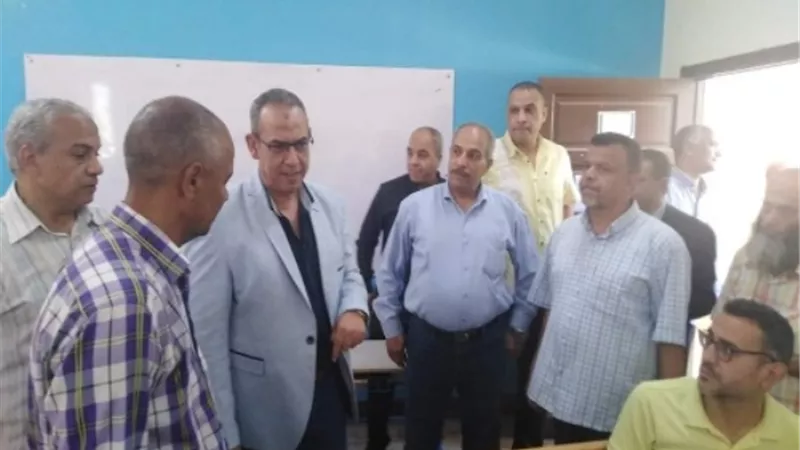 مدير تعليم القليوبية يتفقد كنترول الإعدادية.. ويؤكد على ضرورة مراعاة الدقة فى العمل