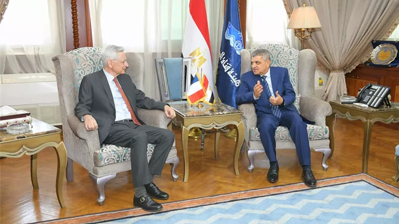 أسامة ربيع يبحث سُبل التعاون مع السفير الفرنسي في القاهرة