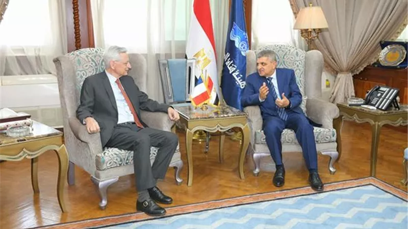 الفريق أسامة ربيع يبحث سُبل التعاون مع السفير الفرنسي