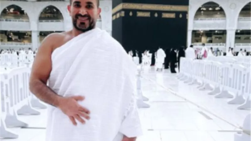 من أمام الكعبة المشرفة ..أحمد سعد يؤدى منأسك العمرة _فيديو