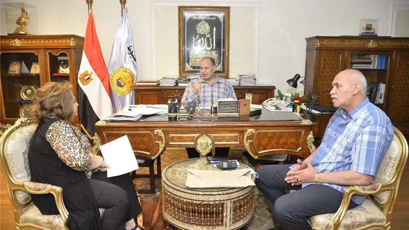محافظ أسيوط يوجه مسئولي الطرق بالمتابعة المستمرة لأعمال الرصف