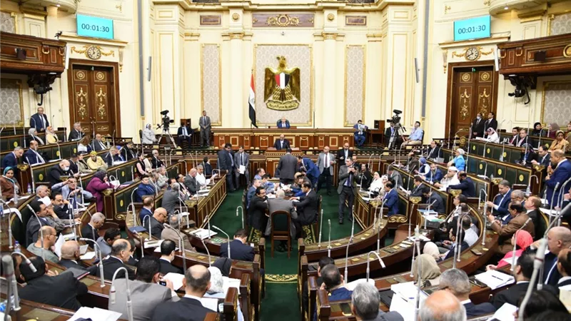 النائب حسام المندوه يواجه وزير التنمية المحلية بصور انتشار القمامة ببولاق