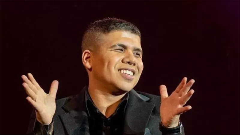 عمر كمال من أمام الكعبة بعد أداء منأسك العمرة _صور