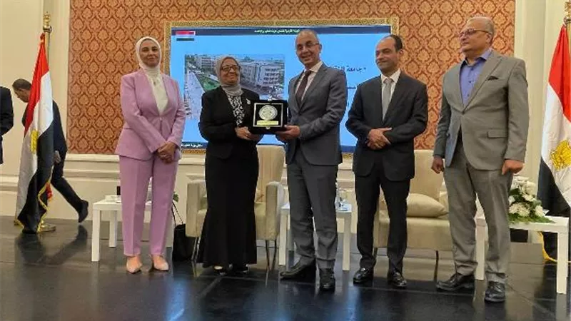 رئيس جامعة الزقازيق يتسلم درع تكريم من الهيئة القومية لضمان جودة التعليم.. بالصور