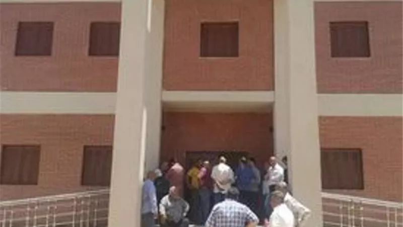 استلام مجمعات الخدمات الزراعية في 4 قرى بالقنطرة شرق..صور