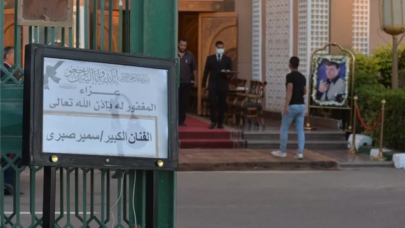 غياب سماح أنور فى عزاء سمير صبرى