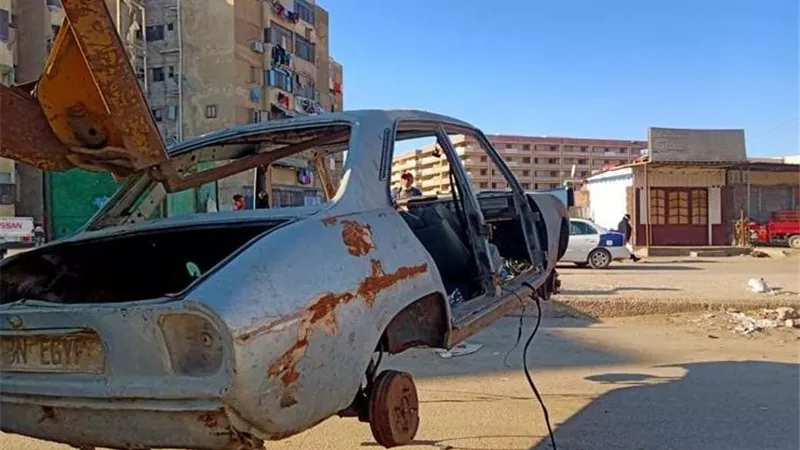 متروكة ومتهالكة.. الداخلية: رفع 65 سيارة من الشوارع