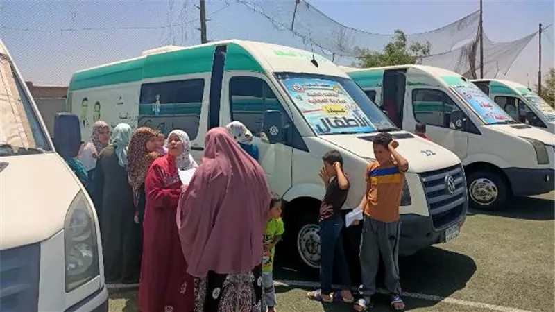 قافلة حياة كريمة الطبية تعالج 1100 حالة بالبعالوة في الإسماعيلية..صور