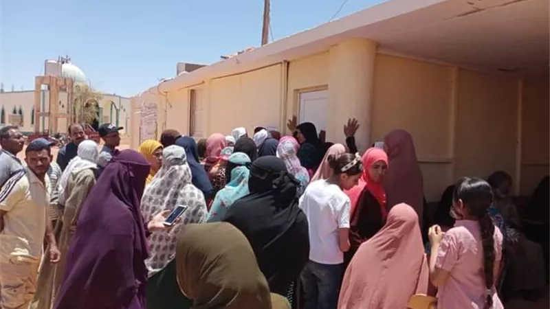توقيع الكشف الطبي لقافلة جامعة الوادى على ٨٨٣ مواطناً بمركز بلاط