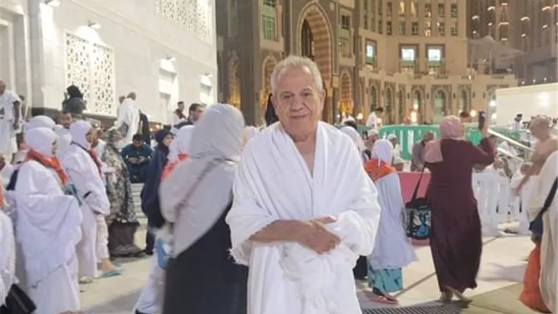 محمد محمود يؤدى العمرة ويعرض مسرحية 