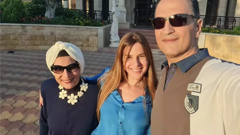 بالصور.. إيناس كامل تتألق بإطلالة أنيقة وجذابة مع عائلتها