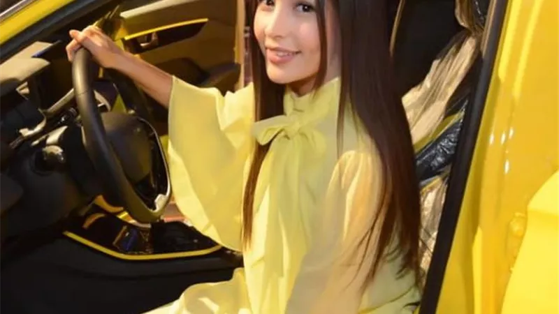 بالأصفر.. إطلالة رقيقة للفنانة جنات فى أحدث ظهور