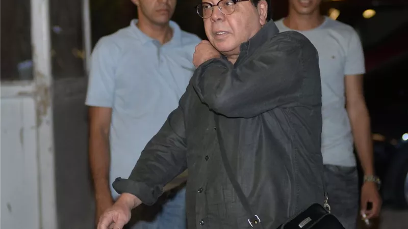 بعد غياب طويل .. احدث ظهور لـ احمد ادم فى عزاء سمير صبرى .. صور