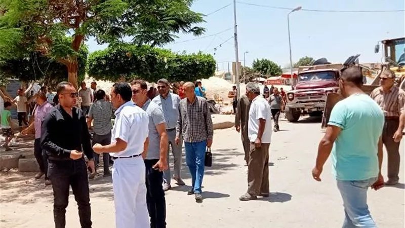 رئيس جهاز 15 مايو يقود حملة مكبرة على الباعة الجائلين فى المدينة.. بالصور