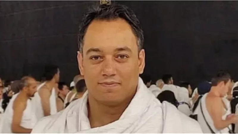 حسن عبد الله يكتب رسالة أمام الكعبة لفتاة.. تفاصيل