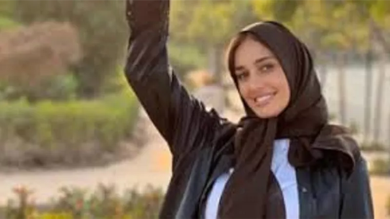 ابنة حلا شيحة تخطف الانظار برفقة جدها على 