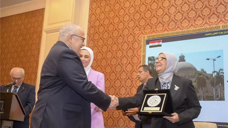 الخشت يتسلم شهادة تكريم من هيئة ضمان جودة التعليم لاعتماد 3 برامج جديدة