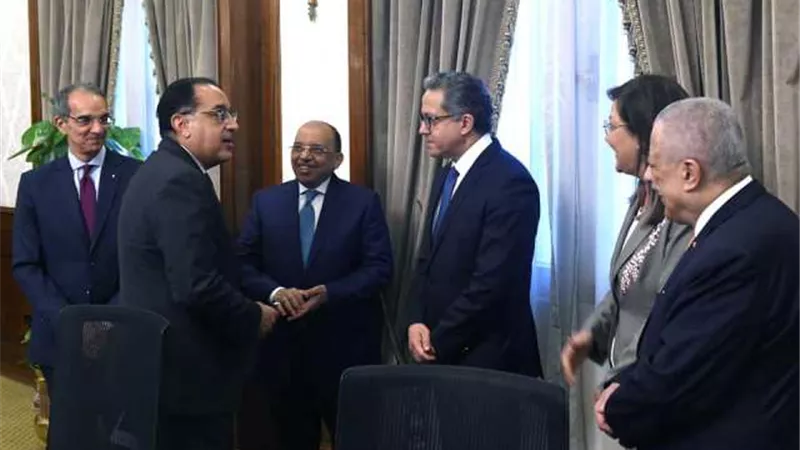 رئيس الوزراء يُشيد بمشروع 